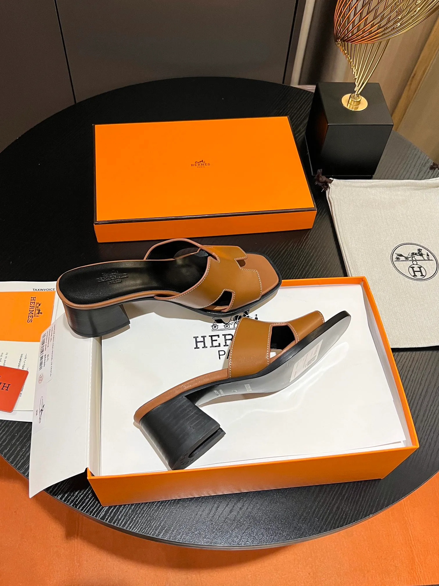 👟👟Ex-factory price 560👟👟 💋HERMES, thick heel series H slides, great looking on the feet! Original replica, synchronized at the counter. Upper material: advanced custom-made first-layer palm-print cowhide, inner padding sheepskin, and Italian genuine leather outsole. Multiple color options! Code number: 34-43 (34 41 42 43 is not returnable or exchangeable if customized)